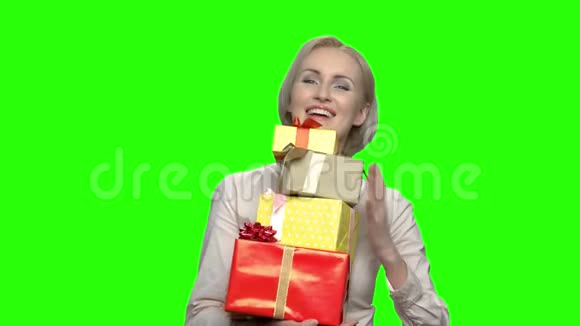 成熟的女人收到了许多生日礼物盒视频的预览图