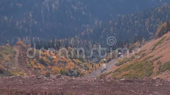 山上覆盖着秋天的树木缆车路上有椅子视频的预览图