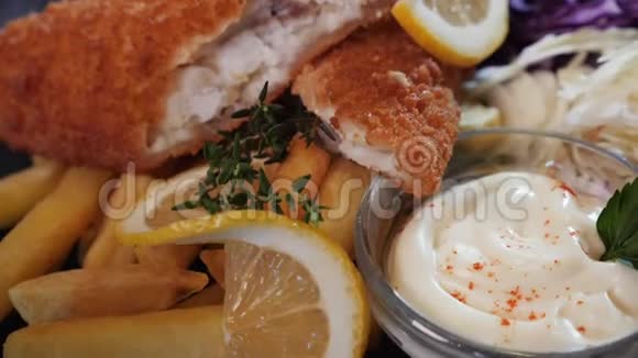 炸鱼快餐菜单美味薯条视频的预览图