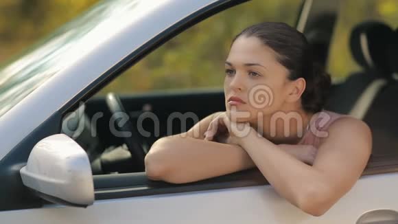 伤心的年轻女人坐在车里视频的预览图