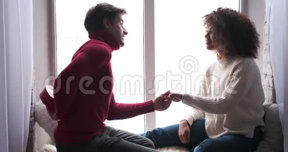男人送情人节礼物给女人视频的预览图