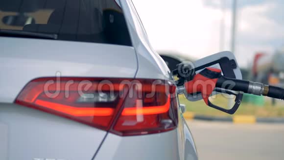 汽车气嘴加油罐侧面视图汽油天然气燃料石油的概念视频的预览图