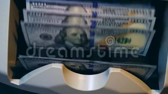 许多钞票都数在一台银行机器上视频的预览图