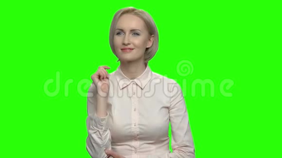 穿商务衬衫的女人用看不见的虚拟现实屏幕工作视频的预览图