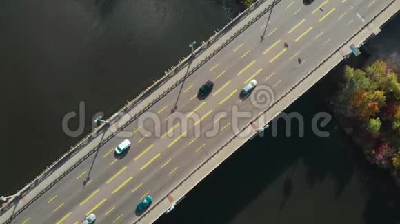 空中景观桥上交通的自上而下的景观视频的预览图