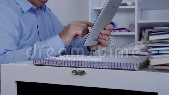 商务人员使用平板电脑发送和接收信息视频的预览图