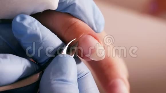 美甲医生正在用专业的指甲钳切割角质层用于修指甲视频的预览图