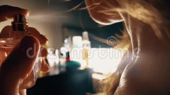 美女在脖子上喷香水视频的预览图