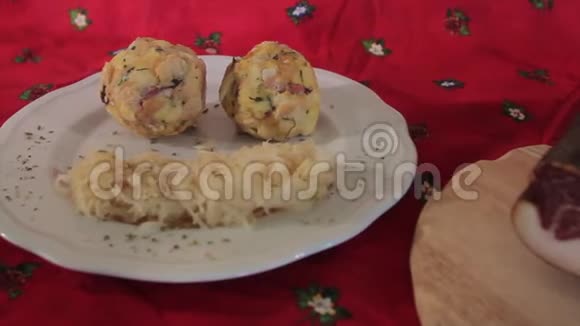 在盘子上飞过两个小圆面包背景是泡菜和斑点背景是啤酒和圣诞桌布视频的预览图
