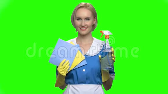 清洁妇女展示瓶子喷雾和餐巾纸视频的预览图