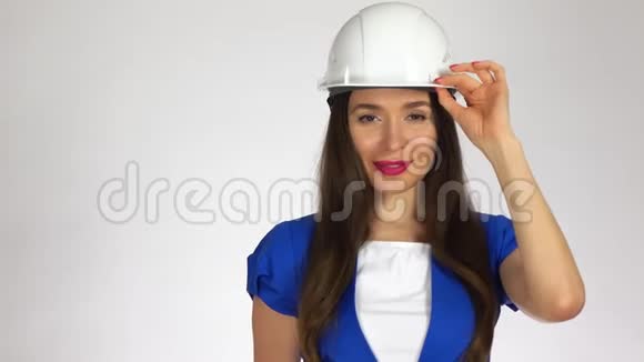 微笑女建筑工程师画像视频的预览图