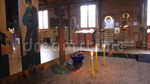 燃烧蜡烛教堂温暖和真诚的宗教纪念属性全垒打视频的预览图