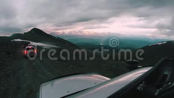 阴天汽车从山上沿着危险的道路行驶汽车旅行POV观点SUV骑山谷视频的预览图