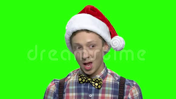 戴着圣诞帽的积极体贴的少年视频的预览图