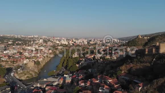格鲁吉亚第比利斯夏季晚著名地标的最高景观格鲁吉亚首都天际线城市景观和平的桥梁视频的预览图