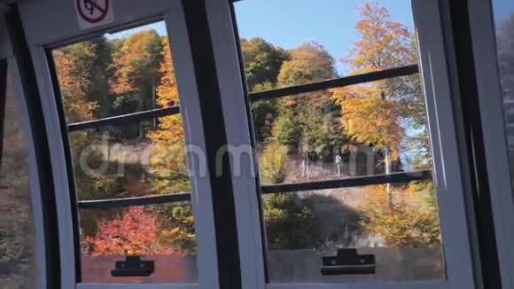 山坡秋树上的圆形小屋开窗视频的预览图