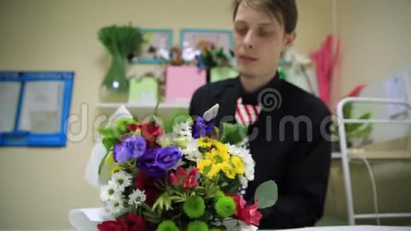 高清特写镜头一个正在包装花束的花商视频的预览图