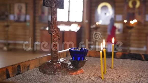 燃烧蜡烛教堂温暖和真诚的宗教纪念属性全垒打视频的预览图