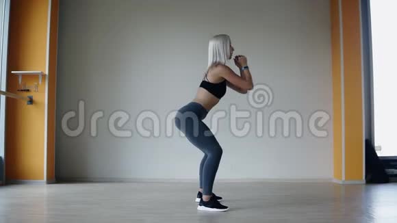 职业女运动员在积极的生活方式上自由活动锻炼肌肉视频的预览图