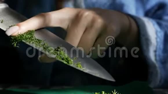 自制素食健康食品人类的手切开多汁的草用于在木头上做蔬菜沙拉视频的预览图