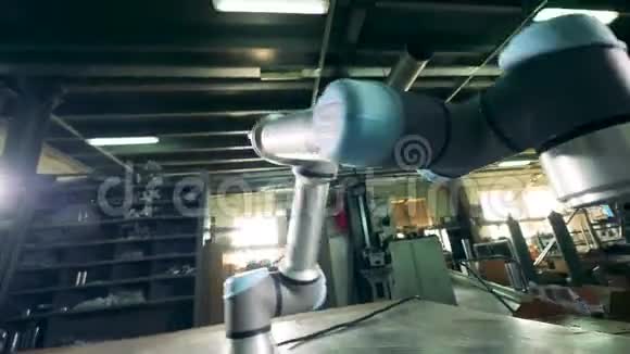机器工具在工厂的工作台上工作视频的预览图