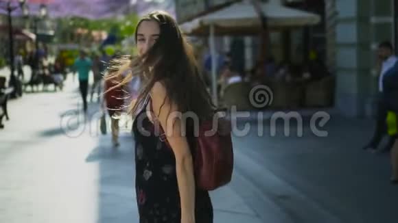 女人走过一天的大都市转身看着镜头微笑着走向下一个视频的预览图