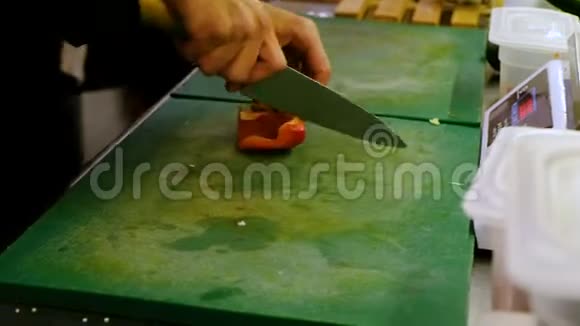 厨师专业切胡椒粉配切菜刀视频的预览图