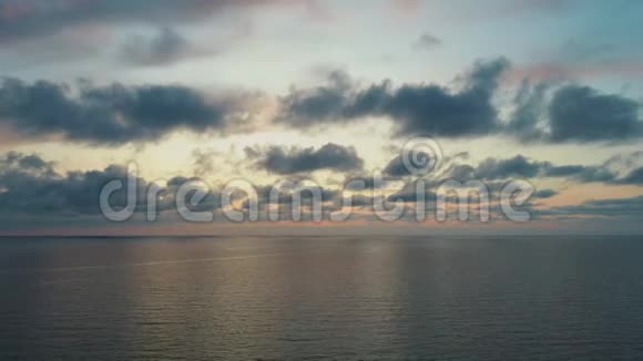 日落后飞越海面静态空中无人机射击视频的预览图