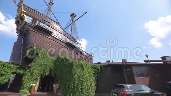 大型装饰木船木船餐厅视频的预览图