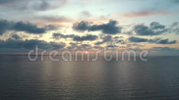 日落后飞越海面静态空中无人机射击视频的预览图