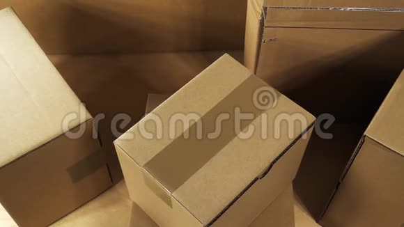 平底锅放在棕色纸箱上的包裹堆放在木制办公桌上准备装运或刚刚交货视频的预览图