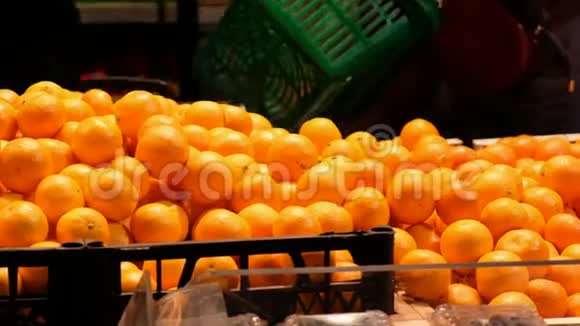 手采橘子放入袋中超市出售新鲜水果视频的预览图