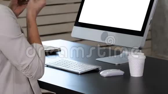 在家庭办公室工作的女人手按键盘关闭白色显示器视频的预览图