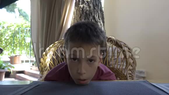 无聊和体贴的十几岁可爱的男孩看着摄像机视频的预览图