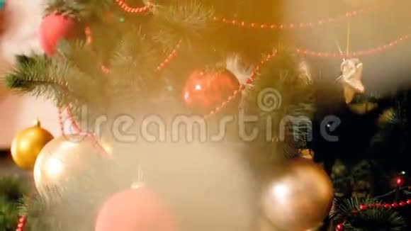 背景上闪闪发光的灯光和圣诞树的4K镜头冬季庆典的完美镜头视频的预览图