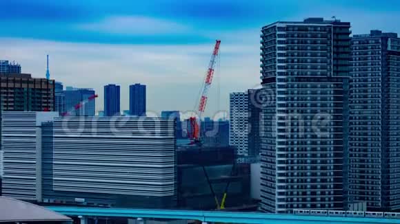 东京倾斜建筑附近正在施工的起重机的延时视频的预览图