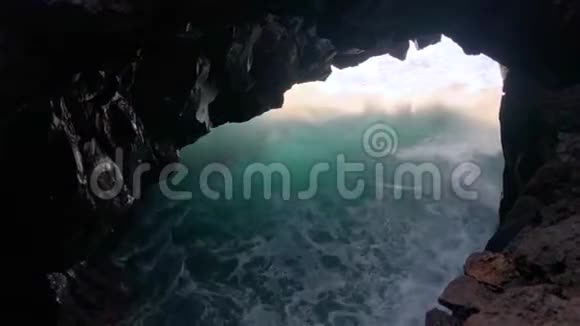 西班牙加那利群岛兰萨罗特的洛斯赫维德洛斯火山海洞穴和悬崖4k录像视频的预览图