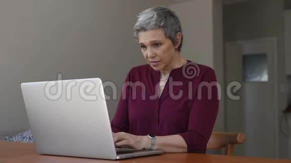 老年妇女下班后头痛视频的预览图