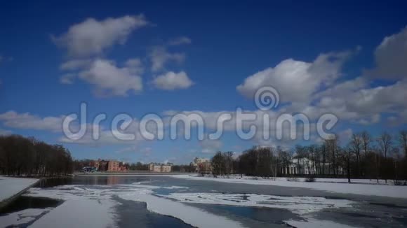 冰封的河面上满是云霞视频的预览图