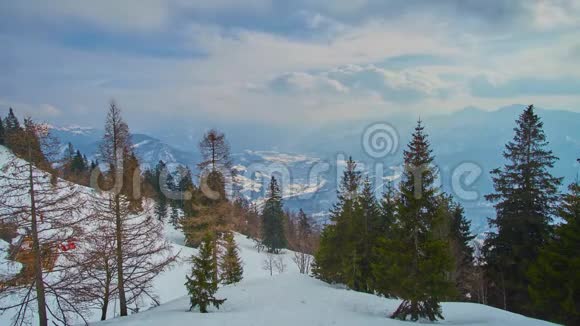 奥地利巴德伊施尔卡特林山上空多云的天空视频的预览图