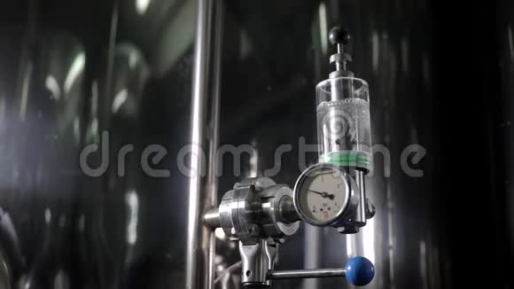 啤酒厂啤酒发酵罐液压锁内有水冒泡设备详细情况视频的预览图
