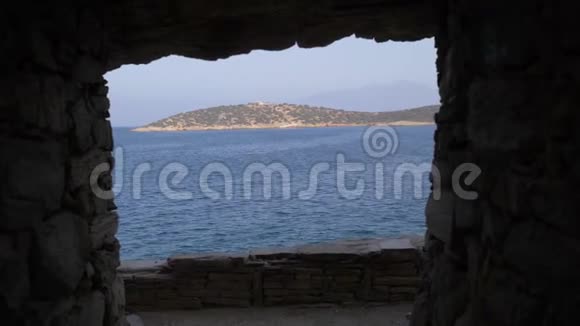 从墙上的一个洞看海景4K视频的预览图