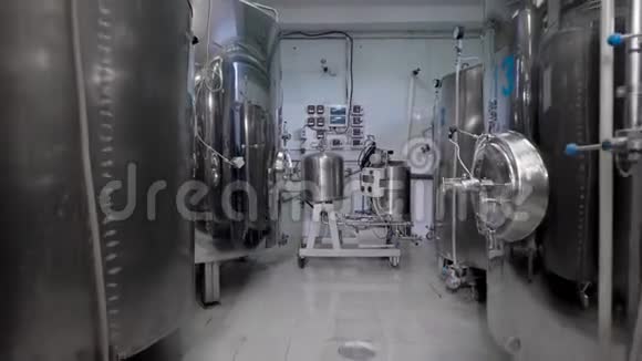 发酵罐在工作日里站在干净的现代啤酒厂里照相机在往后移视频的预览图