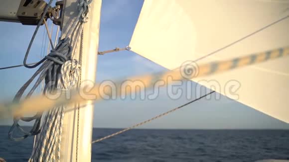 日出时用桅杆航行慢动作视频的预览图