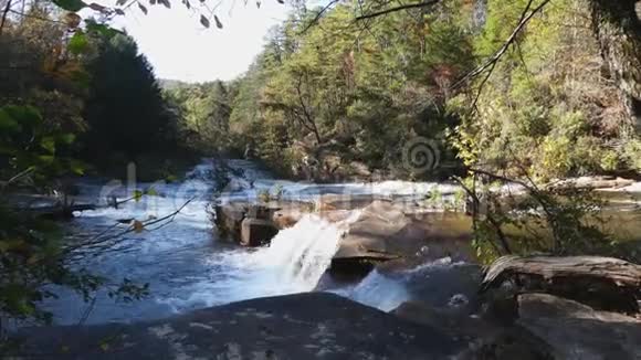 格鲁吉亚塔卢拉峡谷4K放大一个小瀑布和岩石在塔卢拉河视频的预览图