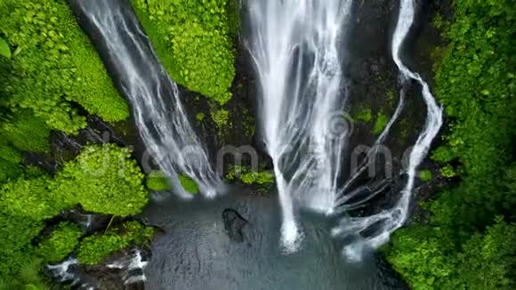 美丽的热带瀑布在巴厘岛印度尼西亚视频的预览图
