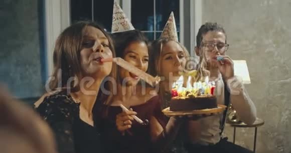 快乐女孩和朋友一起庆祝生日自拍生日派对家庭友谊生活方式视频的预览图
