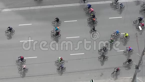 许多骑自行车的人沿着这条路骑车视频的预览图