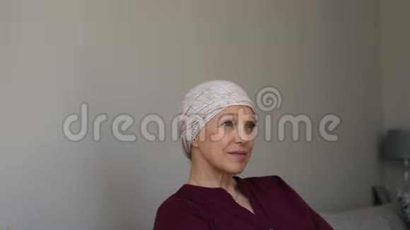 患有癌症脱发的成熟女性视频的预览图