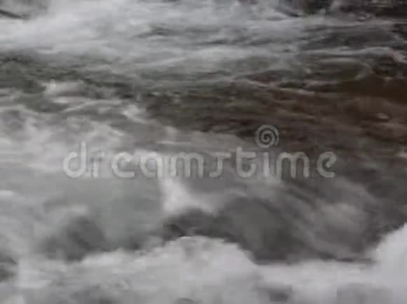 大雪后维兹杜尔附近的佩特里希附近有完整的卢达马拉河4号视频的预览图